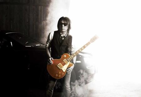 　東都大学に応援歌を寄贈したＢ′ｚの松本孝弘