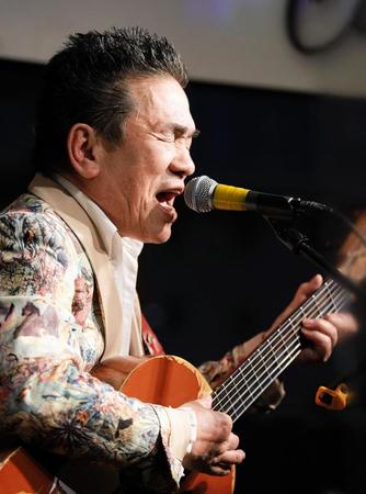 　熱唱するＢＯＲＯ＝神戸市中央区（撮影・坂部計介）