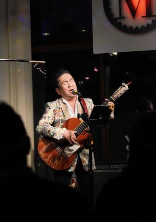 　熱唱するＢＯＲＯ＝神戸市中央区（撮影・坂部計介）