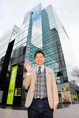 　ＭＢＳの社屋の前で緊張ぎみの石井亮次アナウンサー＝大阪市