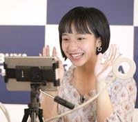 　オンラインでファンとふれあう山之内すず（撮影・三好信也）