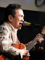 　熱唱するＢＯＲＯ＝神戸市中央区（撮影・坂部計介）