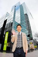 　ＭＢＳの社屋の前で緊張ぎみの石井亮次アナウンサー＝大阪市