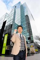 　大阪進出に意気込む石井亮次アナウンサー＝大阪・ＭＢＳ社屋前