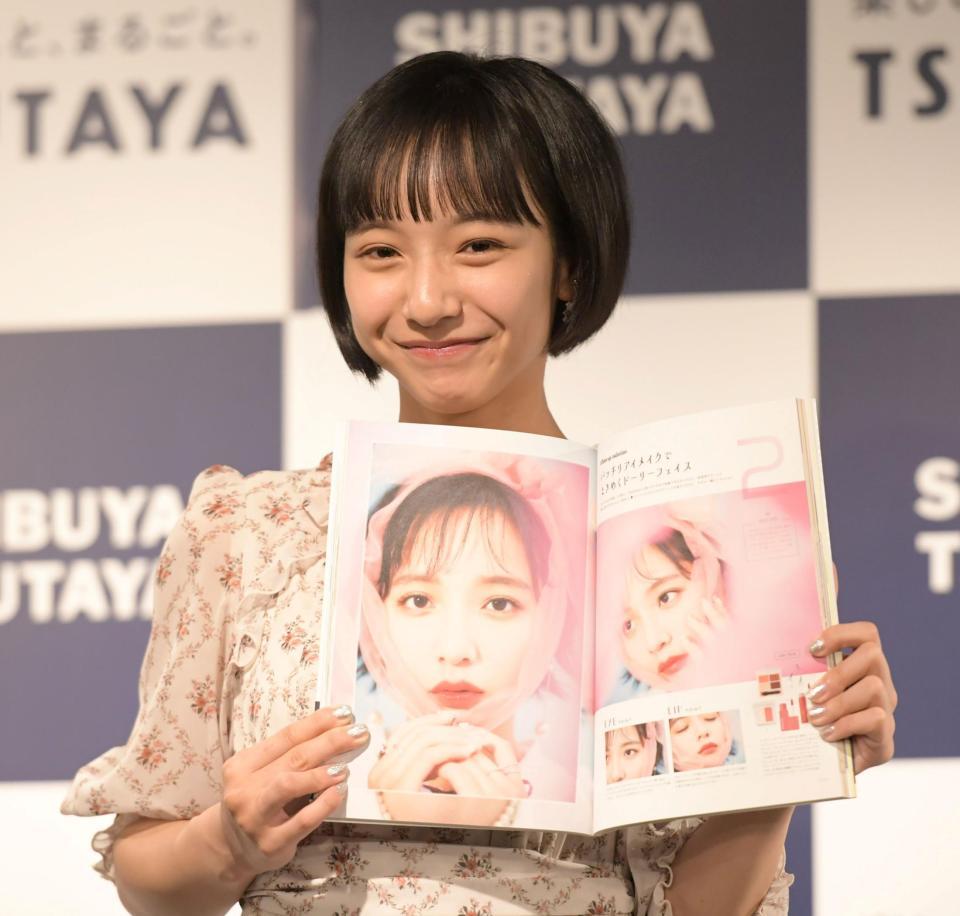 　お気に入りの写真を披露する山之内すず＝ＳＨＩＢＵＹＡ　ＴＳＵＴＡＹＡ（撮影・三好信也）