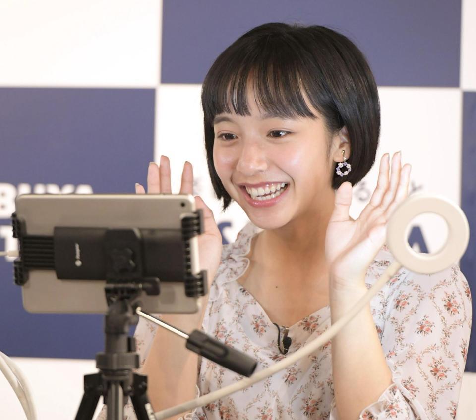 　オンラインでファンとふれあう山之内すず（撮影・三好信也）