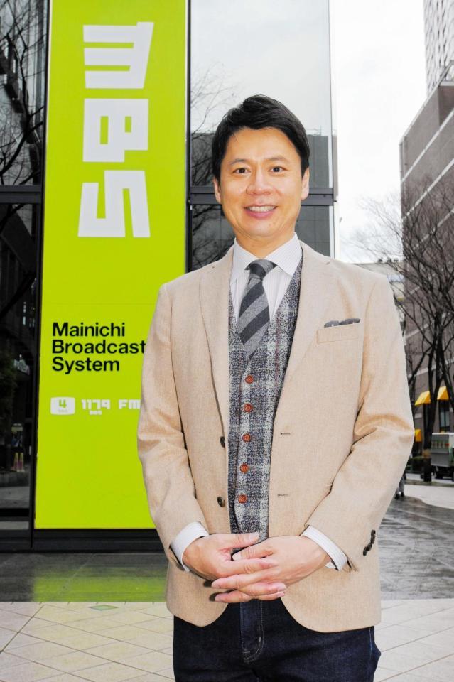 　ＭＢＳの社屋の前で緊張ぎみ？の石井亮次アナウンサー＝大阪市