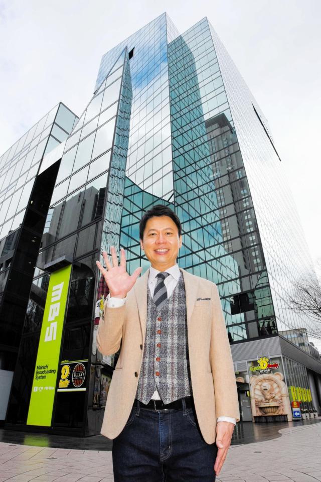 　ＭＢＳの社屋の前で緊張ぎみの石井亮次アナウンサー＝大阪市