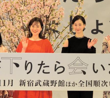 映画「幕が降りたら会いましょう」の制作発表会に出席した（左から）筧美和子、松井玲奈