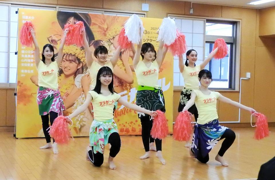 フラダンスを披露する（前列左から）山内瑞葵、樋口日奈、矢島舞美、（後列左から）朝倉ふゆな、隅田杏花、吉田美佳子＝東京・芸能花伝舎