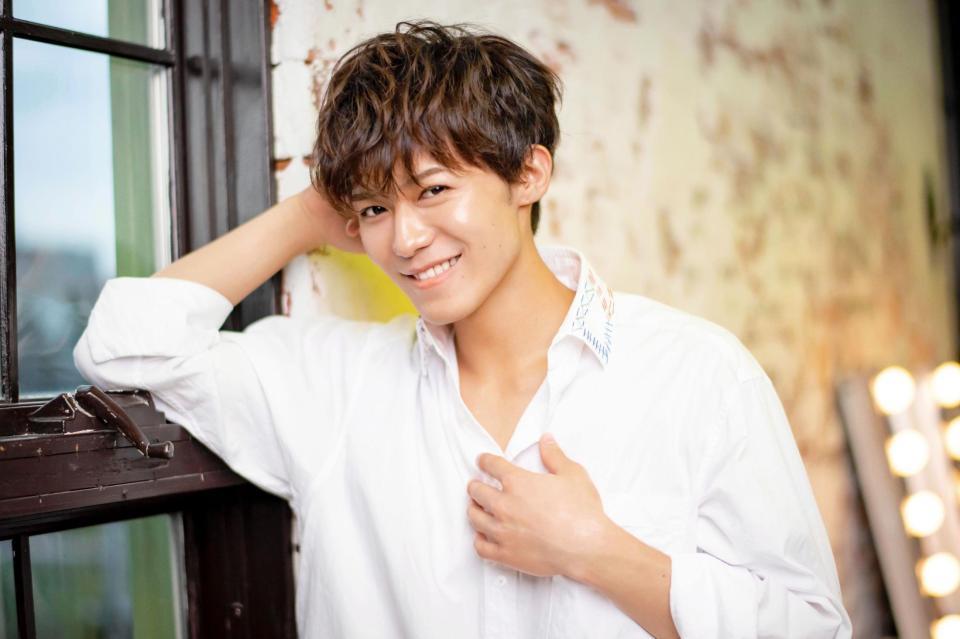 月曜メインパーソナリティーを務める新浜レオン