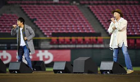 　１１日に楽天生命パーク宮城で歌ったファンキー加藤（左）とモン吉 