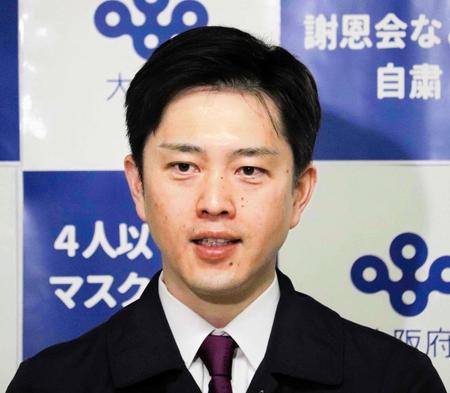 　囲み会見に応じた吉村洋文知事＝１６日、大阪府庁