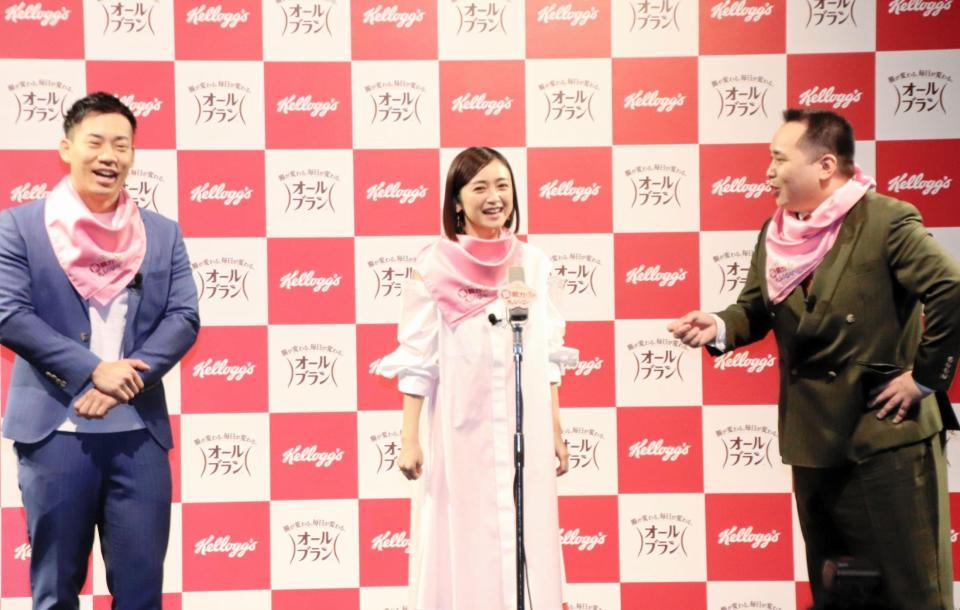 安達祐実とトリオで漫才を披露するミルクボーイ＝東京・溜池山王