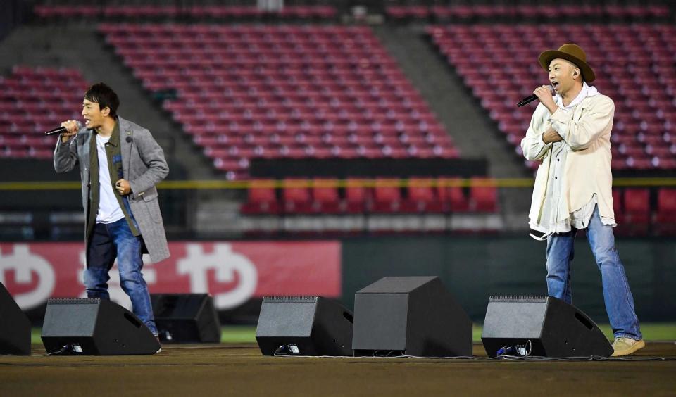 　１１日に楽天生命パーク宮城で歌ったファンキー加藤（左）とモン吉 