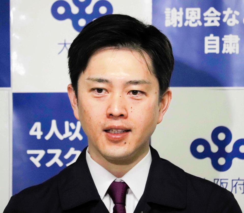 　囲み会見に応じた吉村洋文知事＝１６日、大阪府庁