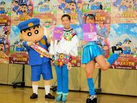 公開アフレコに出席した（左から）クレヨンしんちゃん、仲里依紗、フワちゃん＝都内