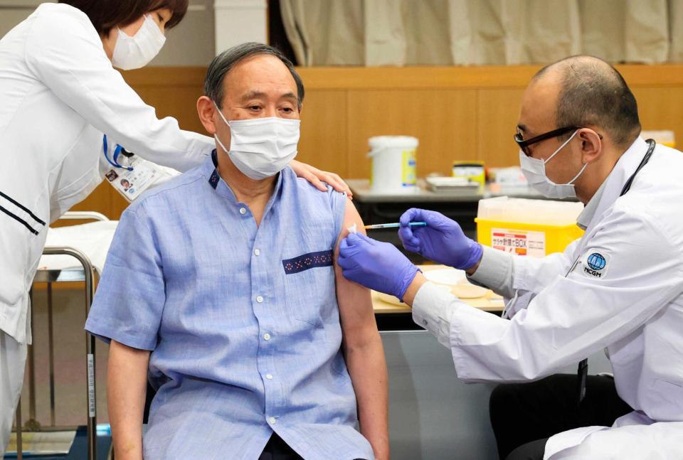 　新型コロナウイルスワクチンの１回目の接種を受ける菅首相＝東京都新宿区（代表撮影）