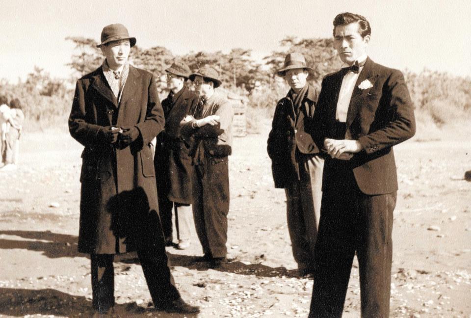 　撮影時の黒澤監督（左）と三船さん＝提供：三船プロダクション