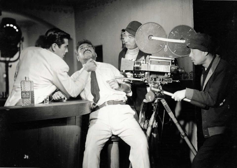 　「醉いどれ天使」撮影時の（左から）三船敏郎さん、志村喬さん、黒澤明監督＝提供：三船プロダクション