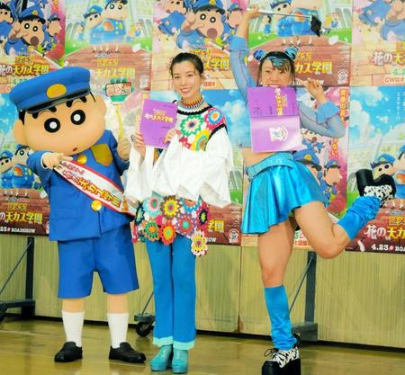 　公開アフレコに臨んだ（右から）フワちゃん、仲里依紗