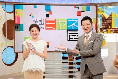 「第４２回ＮＮＳアナウンス大賞」の最優秀新人賞に選出された読売テレビ・澤口実歩アナウンサー（左）と祝福する宮根誠司