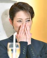 　ちゃめっ気たっぷりな表情で質問に答える轟悠＝大阪市内のホテル（撮影・吉澤敬太）