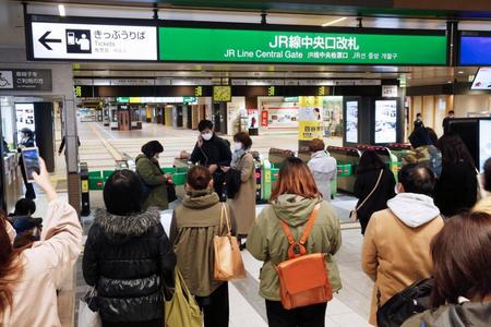 地震の影響で在来線が運転を見合わせ、ＪＲ仙台駅の改札前に集まった人たち＝20日午後７時10分