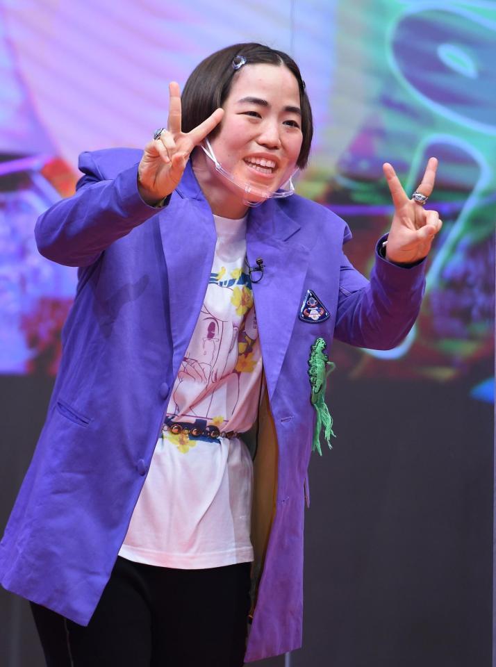 イベントでピースサインを決めるゆりやんレトリィバァ＝東京・esports銀座studio（撮影・開出牧）