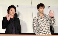 映画「太陽は動かない」の公開御礼舞台あいさつに登場した藤原竜也（左）と竹内涼真