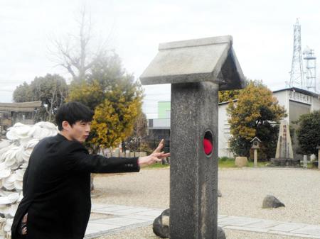 　「劇場版シグナル」のヒット祈願で赤玉を石碑の穴に投げ入れた坂口健太郎
