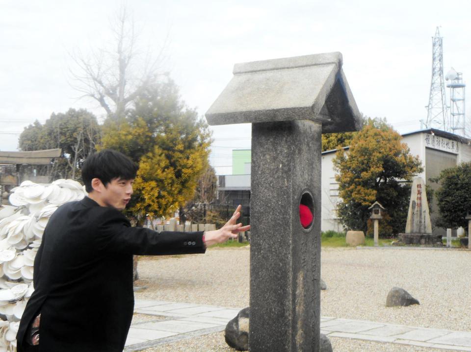 　「劇場版シグナル」のヒット祈願で赤玉を石碑の穴に投げ入れた坂口健太郎