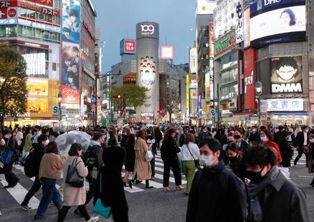 　緊急事態宣言が解除された東京・渋谷を行き交うマスク姿の人たち