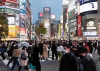 　緊急事態宣言が解除された東京・渋谷を行き交うマスク姿の人たち