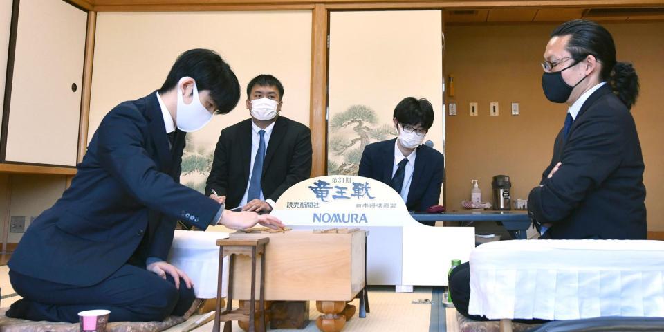 　対局に臨む藤井聡太二冠（左）と松尾歩八段＝東京・将棋会館（代表撮影）