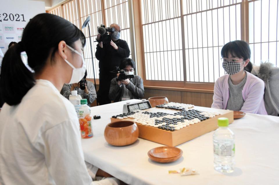 トーナメントで優勝した仲邑菫二段（右）