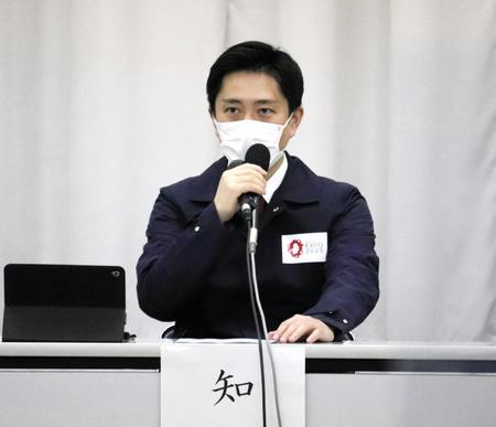 　大阪府の新型コロナウイルス対策本部会議に出席する吉村洋文知事＝２６日、府庁
