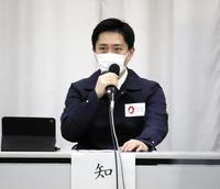 　大阪府の新型コロナウイルス対策本部会議に出席する吉村洋文知事＝２６日、府庁