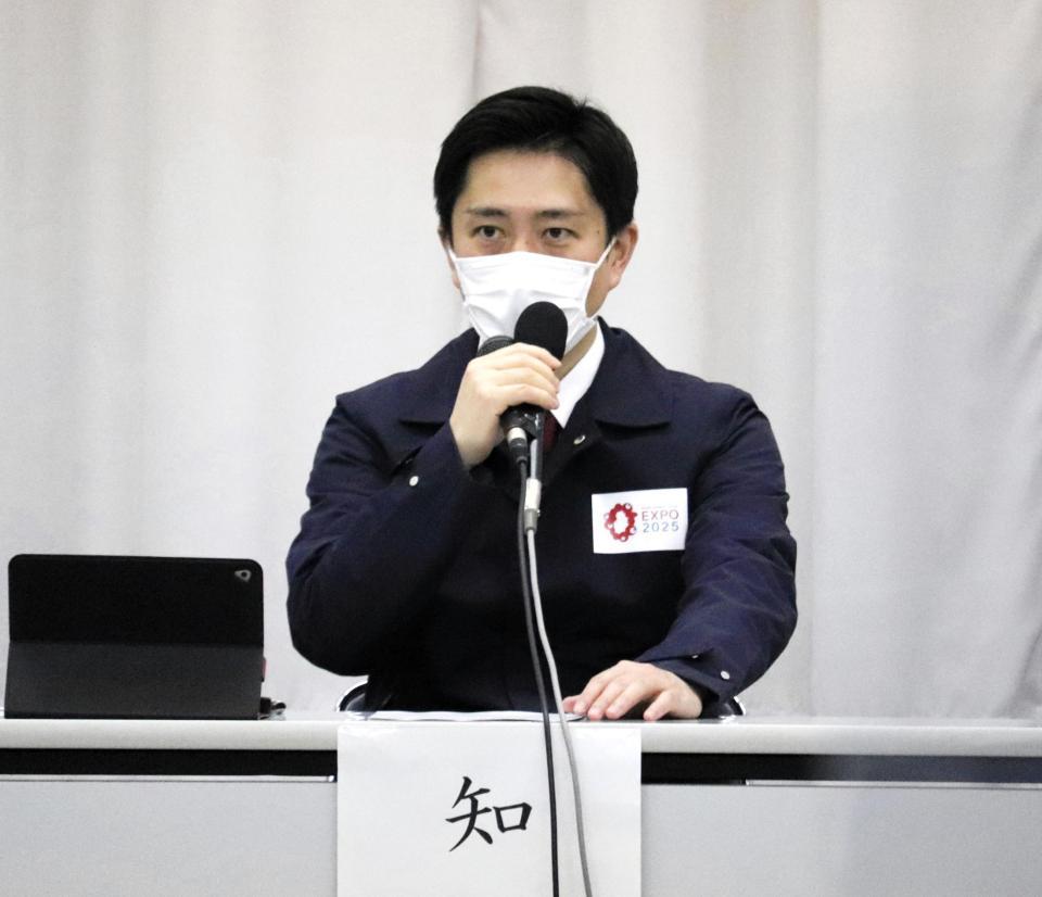 　大阪府の新型コロナウイルス対策本部会議に出席する吉村洋文知事＝２６日、府庁