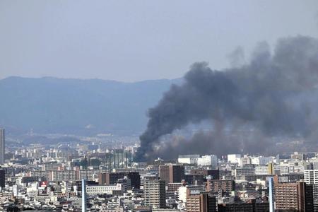 　摂津市の段ボール会社の火事で、大阪市内からも確認される黒煙