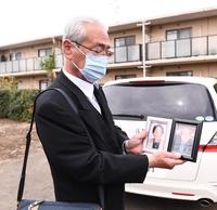 和子さんと志村けんさんの遺影を手にする志村知之さん＝東京都東村山市内（撮影・園田高夫）