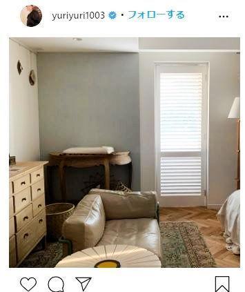 石田ゆり子 寝室の写真投稿 落ち着いた木製家具 壁の一部だけ薄ブルーに塗る 芸能 デイリースポーツ Online