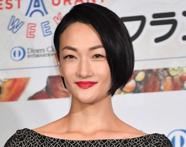冨永愛のすっぴんメガネ姿に 可愛い の声 こんな姿が萌えに 女神様 芸能 デイリースポーツ Online