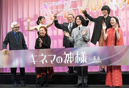 壇上で笑顔を見せる山田洋二監督（左端）のほか出演者たち　