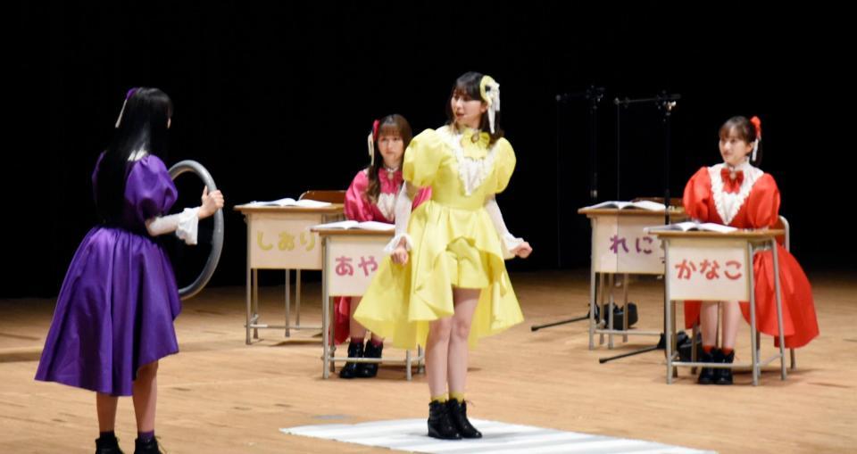 横断歩道の安全な渡り方を実践するももいろクローバーＺのメンバー＝30日午後、東京都中野区