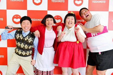 　吉本新喜劇初のファンクラブ設立を発表した（左から）吉田裕、すっちー、酒井藍、諸見里大介