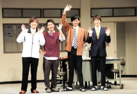 教師の役衣装で登場した（左から）宮下貴浩、高崎翔太、馬場良馬、伊藤あさひ＝東京・新宿のシアターサンモール