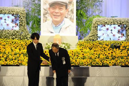 地井武男さんのお別れ会で吉岡秀隆に支えられあいさつする田中邦衛さん＝２０１２年８月６日