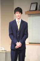 新任教師役の伊藤あさひ＝東京・新宿のシアターサンモール