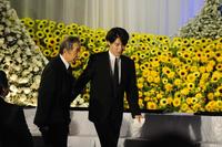 地井武男さんのお別れ会で吉岡秀隆に支えられる田中邦衛さん＝２０１２年８月６日